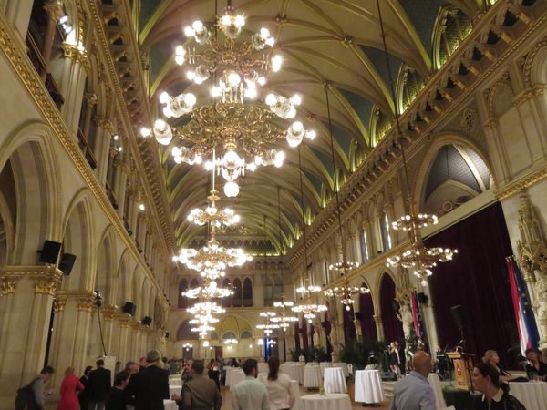 市庁舎でのカクテルレセプションの風景。