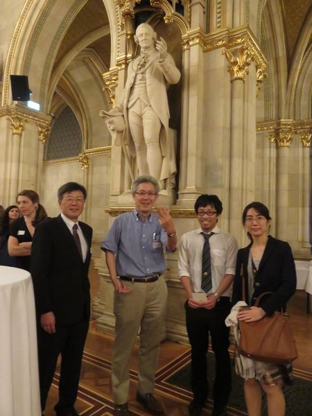 市庁舎でのカクテルレセプションの風景。