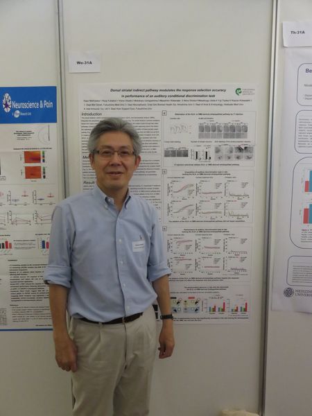 ポスター前での記念写真。