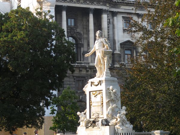 モーツァルト像の写真。