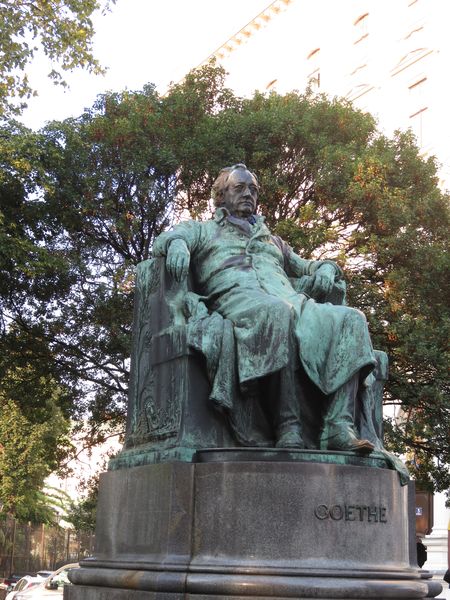 ゲーテ像の写真。