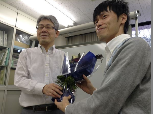 小林先生からの花束贈呈時の写真。