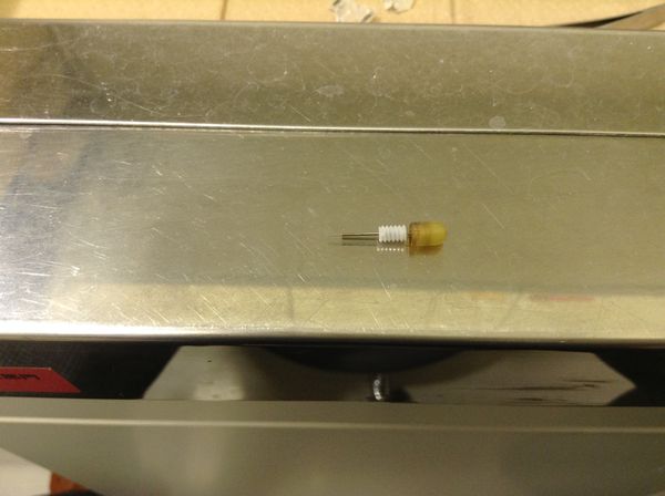 内部にゴミが詰まってないか確認している様子