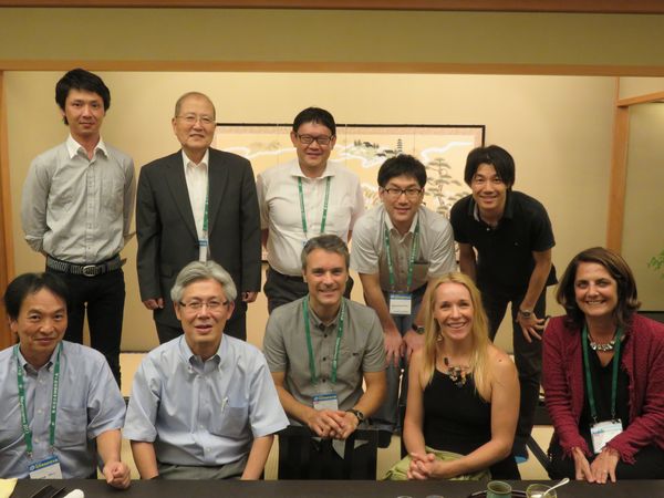 第40回神経科学大会シンポジウム参加者たちとの懇談の様子。