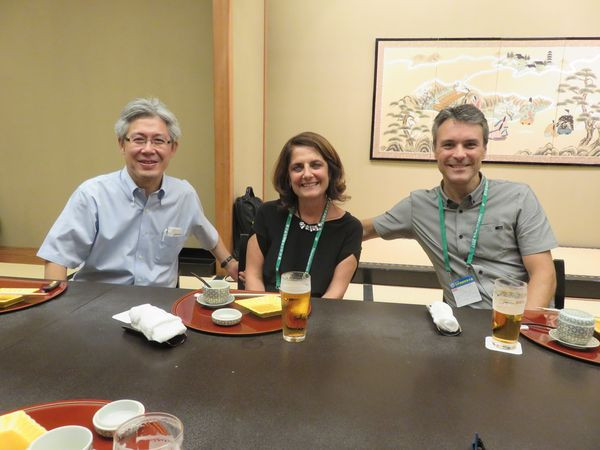 第40回神経科学大会シンポジウム参加者たちとの懇談の様子。