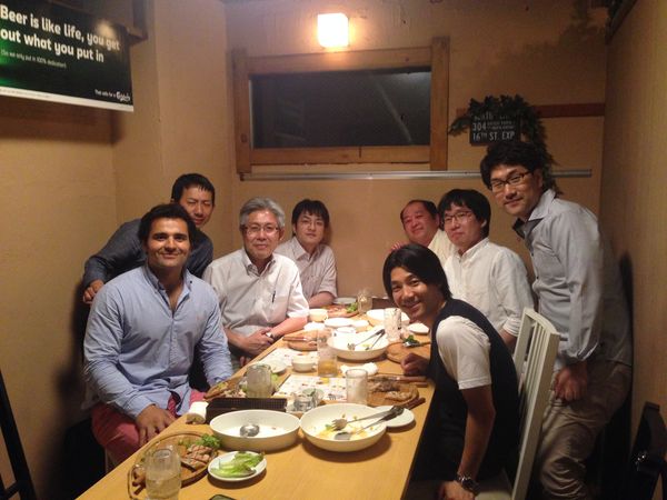 Diego Sucunza Guibertさんを囲んでの記念写真。