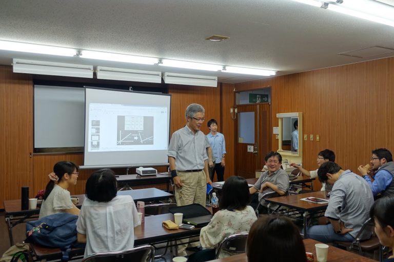 小林先生の総括を話されている様子