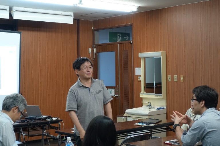 システム神経科学講座の永福教授による総括を話されている様子