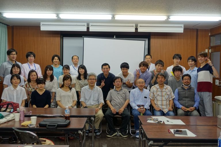 基礎上級生と両研究室スタッフとの記念写真。