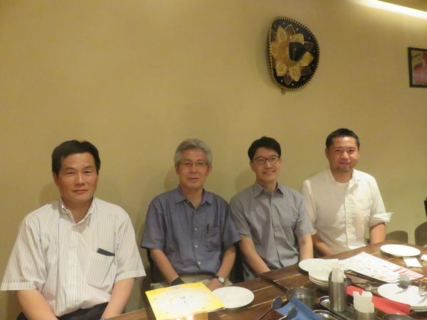 左から松下先生、小林先生、真下先生、井上先生が並ぶ写真