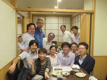 夜の懇親会での記念写真。