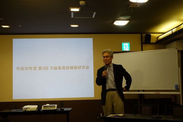 開会の言葉を述べる小林先生。