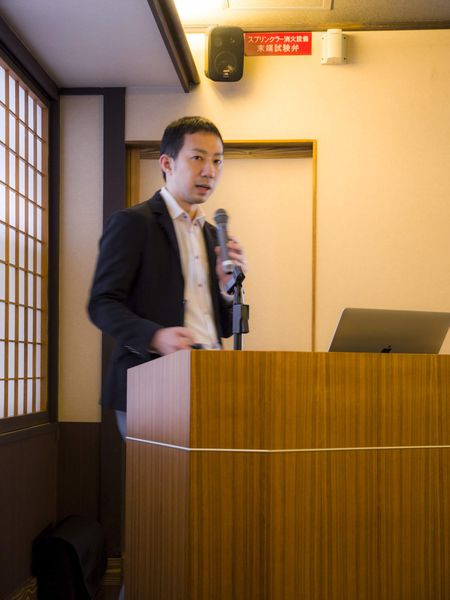 プレゼンテーション中の酒寄さん。