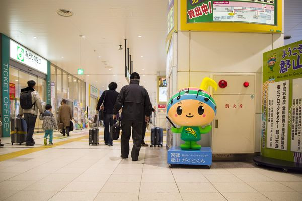 郡山駅では郡山市の公式イメージキャラクター「がくとくん」がお出迎えしている写真。