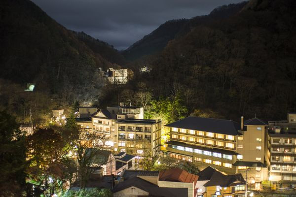 部屋から眺めた東山温泉の夜景。