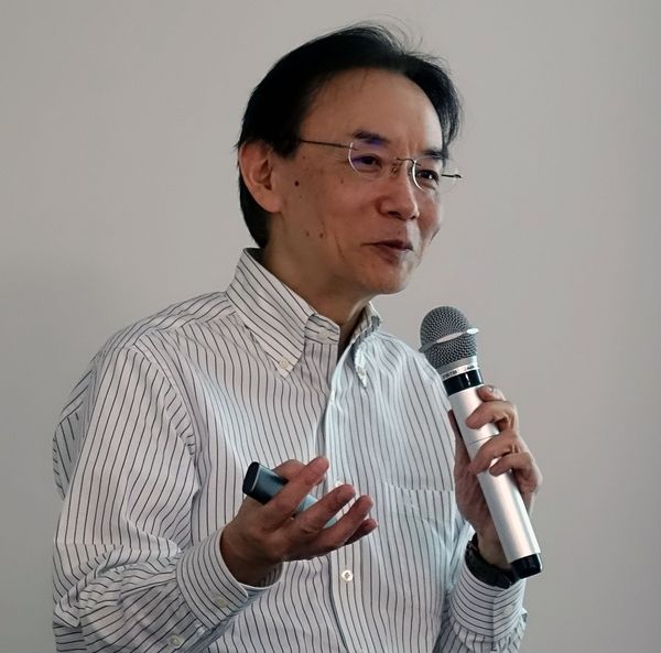 心療学分野教授の尾崎紀夫先生。
