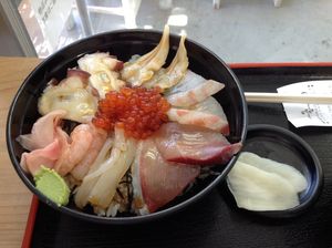 漁港直営のお店で昼食。
