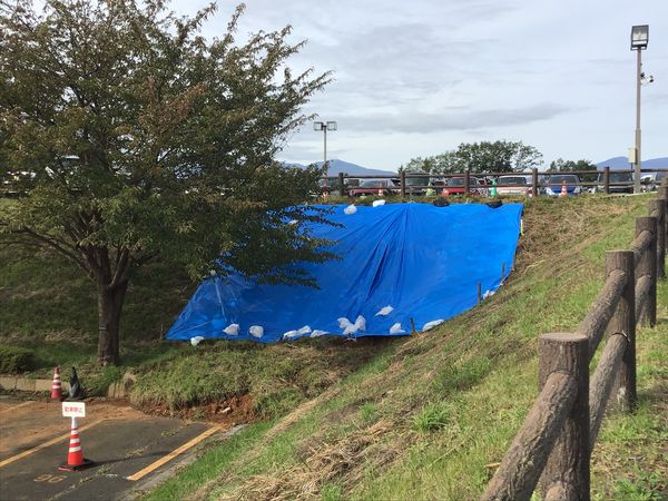 国道4号線でのがけ崩れ。