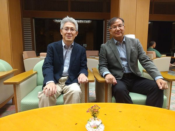 右側が恩田先生、左側は小林先生が並ぶ写真。