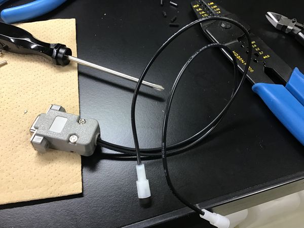 グリッド床につけたハーネスとlickometerをつなぐ線。