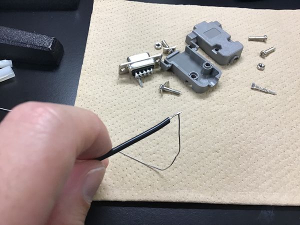 両端の被膜をはいだ部分にハンダをしみこませた様子。
