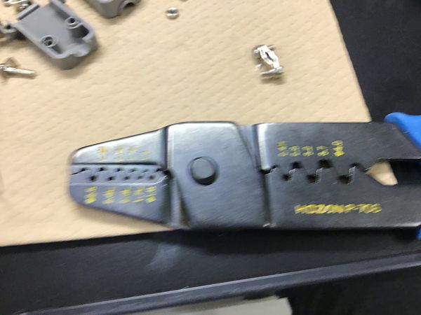 圧着工具の写真。