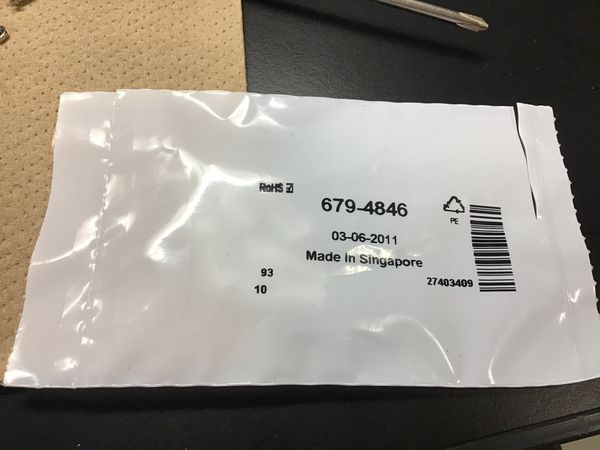 1ピン用メスソケットもRSコンポーネンツから購入した写真。