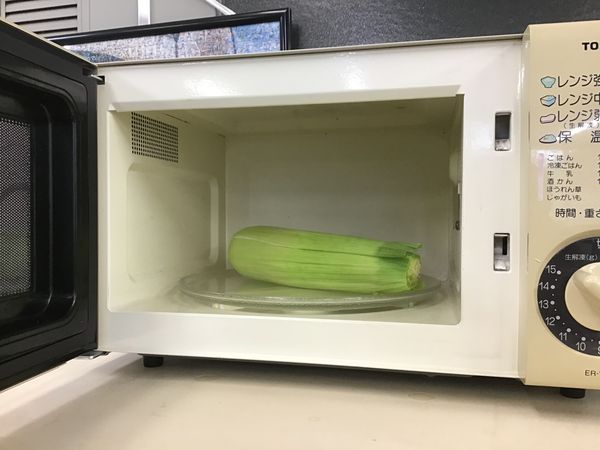 チンした茹でトウモロコシの写真。