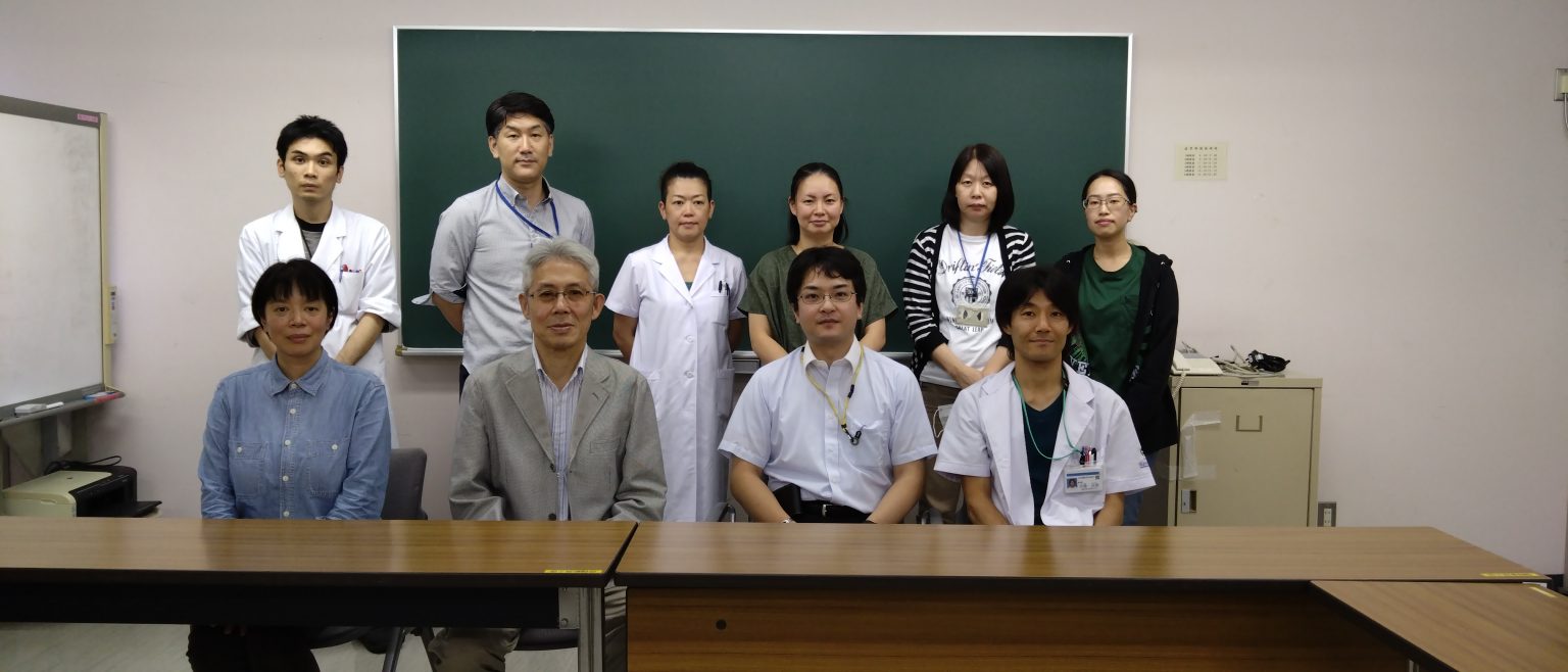 お別れ会にて。前列右から2人目が菅原さん。