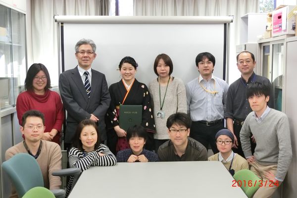 卒業証書を持つ平野さんを囲む集合写真