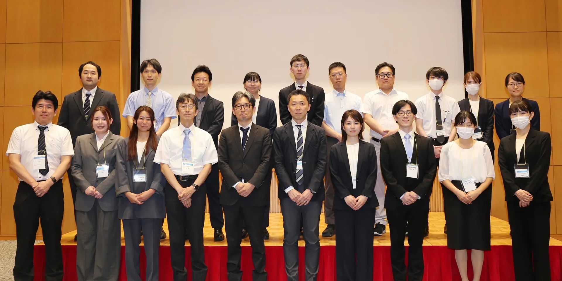 医療現場で学ぶ医学生たちが、真剣にノートを取る様子。