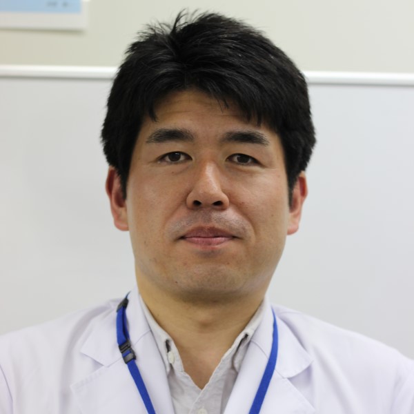 臨床心理士の松本貴智が白衣を着て微笑んでいるポートレート。福島県立医科大学のスタッフ紹介用画像。