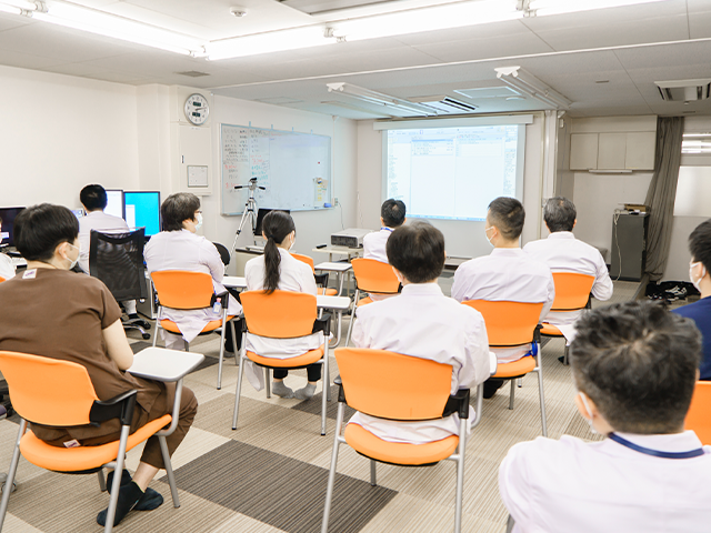 医療セミナーでプレゼンテーションを受ける医師たちの様子。
