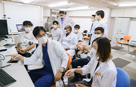 医師や医学生が集まり、ディスカッションを行っている様子。医療に関する情報を共有している。