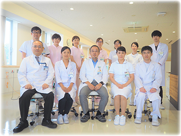 臨床腫瘍センターの医療スタッフが集合し、患者支援に向けたチーム医療を表現した写真。