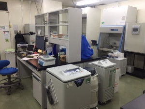 医療研究室の内部、実験機器やデスクが配置された清潔な環境。