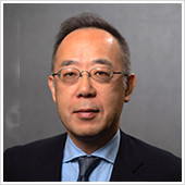 主任教授の佐治重衡氏のポートレート。福島県立医科大学で腫瘍内科医として活躍。