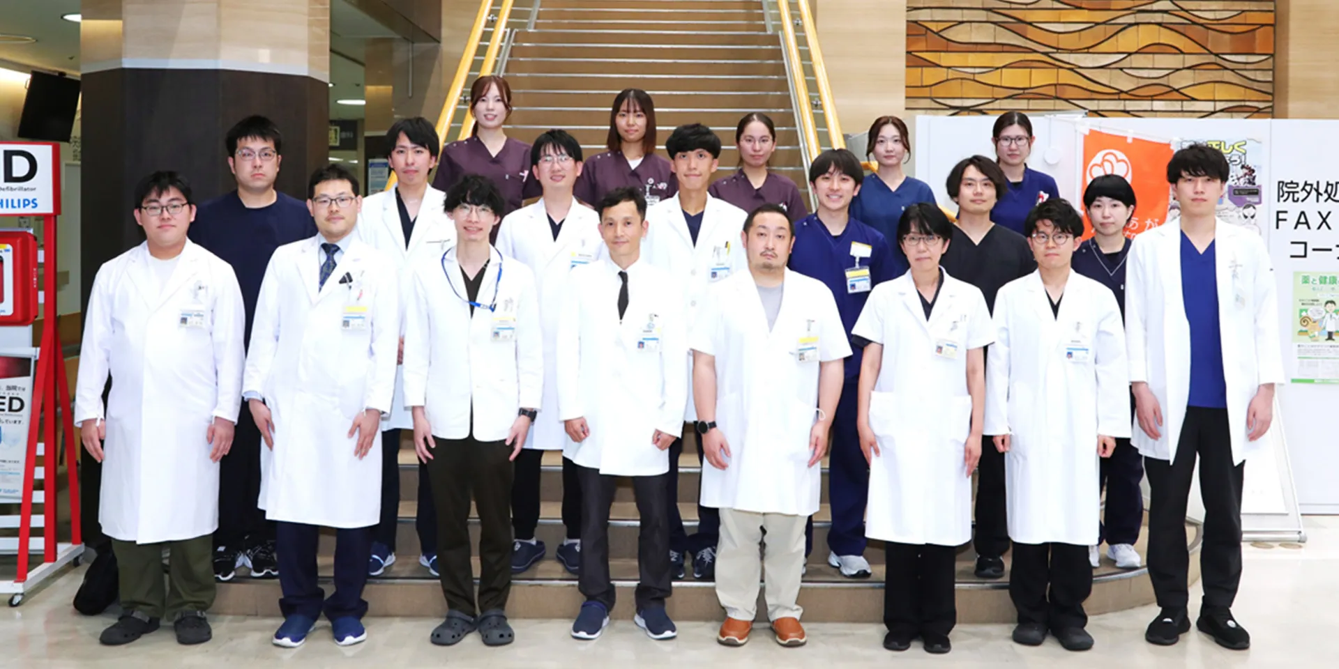 眼科手術を行う医師たちが、患者の目を診察している様子。手術器具やモニターが並ぶ医療現場。