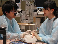 医学生が模擬手術実習で眼科手術を行っている様子。