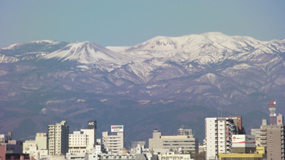 福島市から見た吾妻連峰（右）
