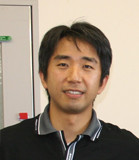 高橋和巳講師のポートレート写真。福島県立医科大学のスタッフ紹介ページ用。