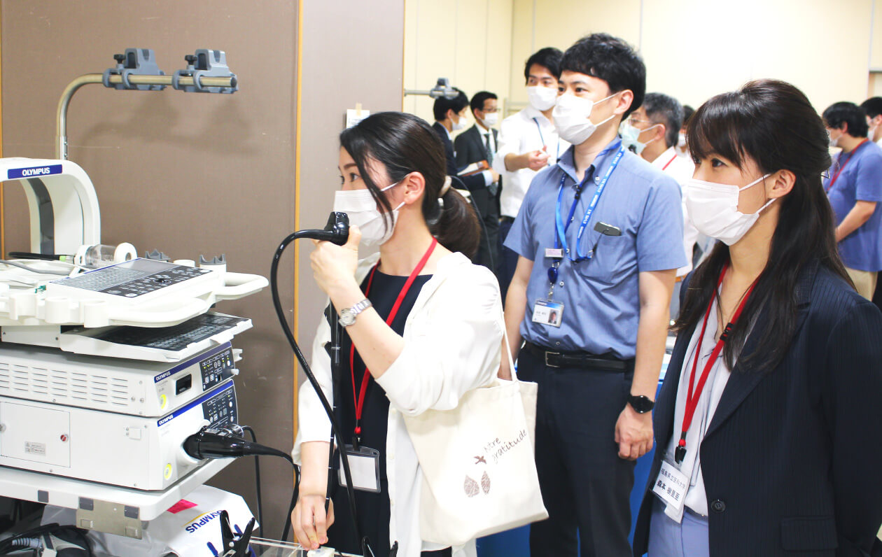医学生や研修生が医療機器を操作し、真剣に学ぶ様子。
