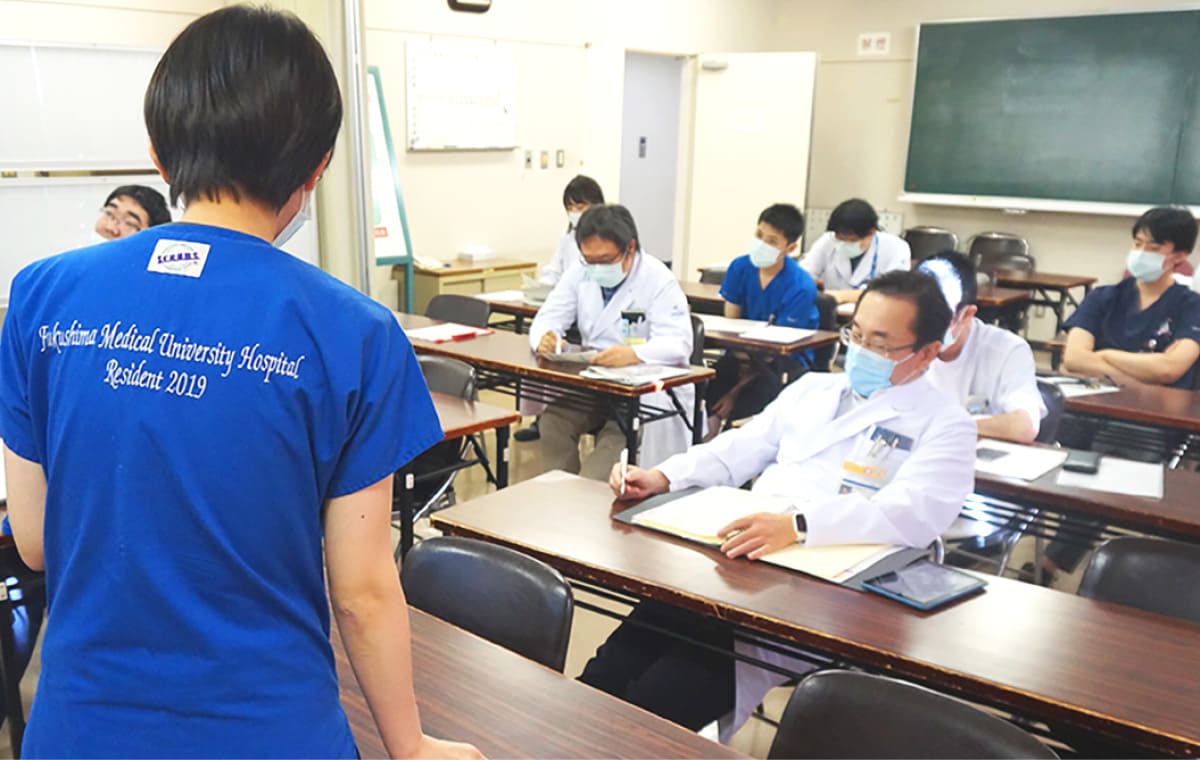 医療研修中の医療関係者が集まり、講義を受けている様子。