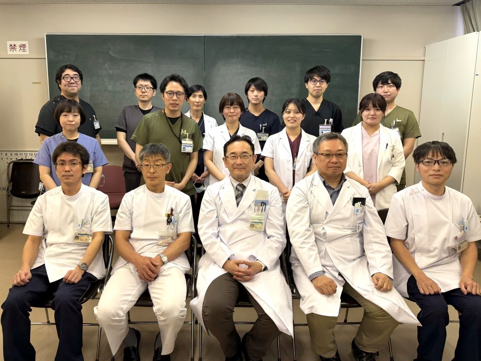 福島県立医科大学の呼吸器内科学講座の医師と学生たちが集合し、表彰状を持っている写真。