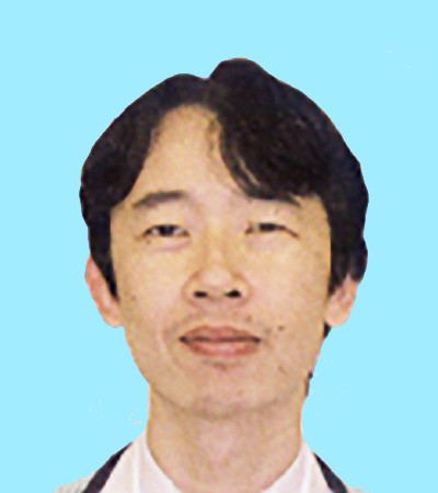 斉藤純平講師のプロフィール写真、背景は青色。
