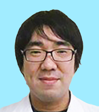 助手の東川隆一さんのプロフィール写真。呼吸器疾患の専門医で、福島県立医科大学卒業。