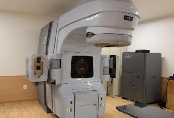 医療機器の一種である放射線治療装置が設置された室内の様子。