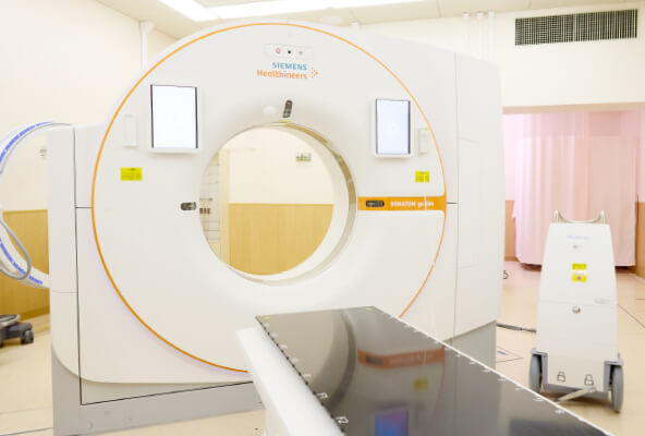 医療機器のCTスキャナーが設置された診察室の内部。