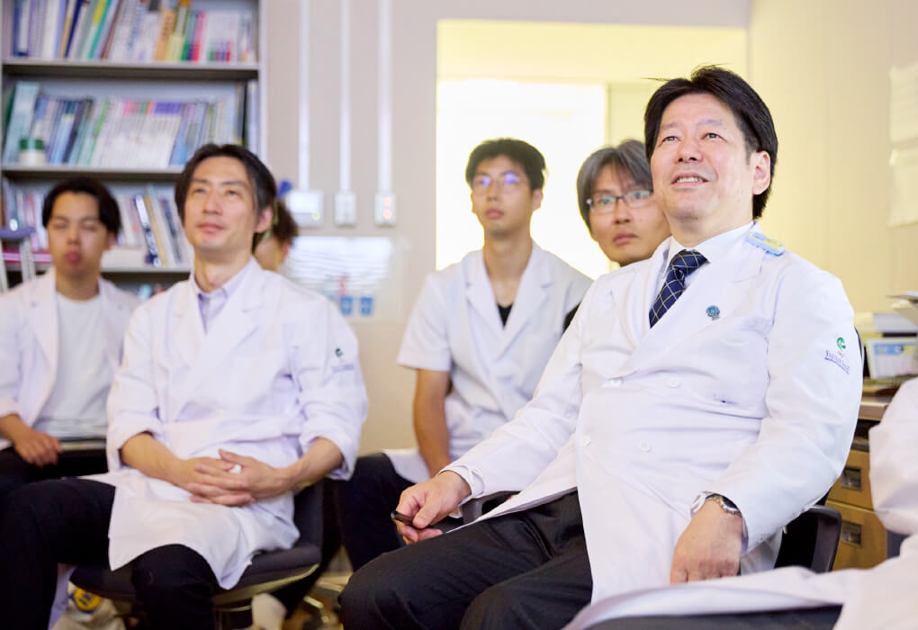 医学生や研修生が集まり、講義を受けている様子。医療現場での学びを深めるための重要な時間。