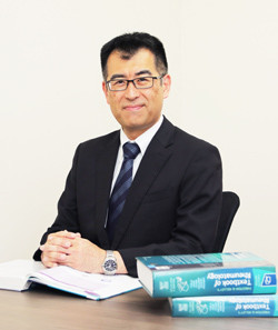 福島県立医科大学のリウマチ膠原病内科学講座の主任教授のポートレート。